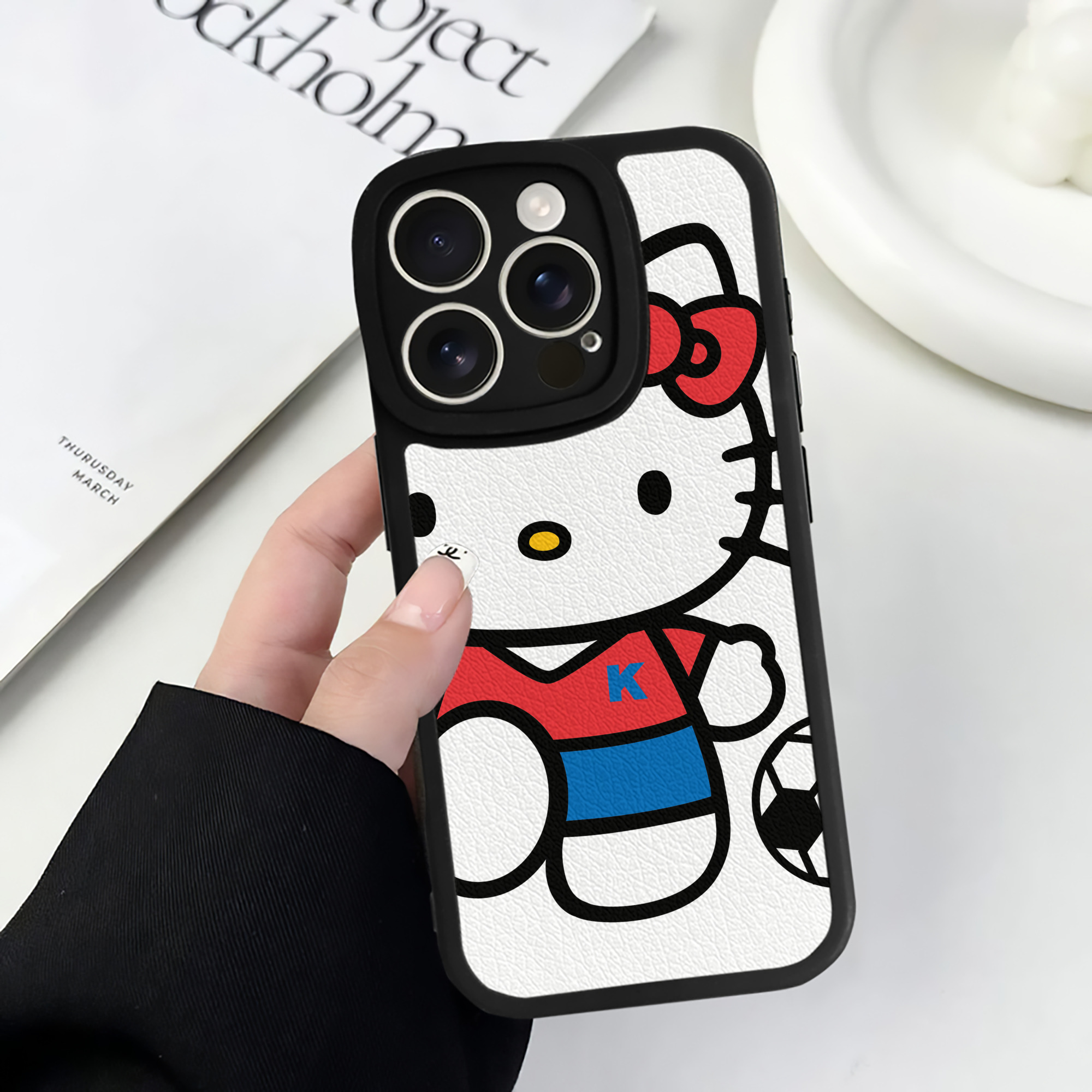 （画像用） Hello Kitty ハローキティ 【iPhone 16シリーズ対応】シリコンスマホケース（レザー調） 材質：シリコン